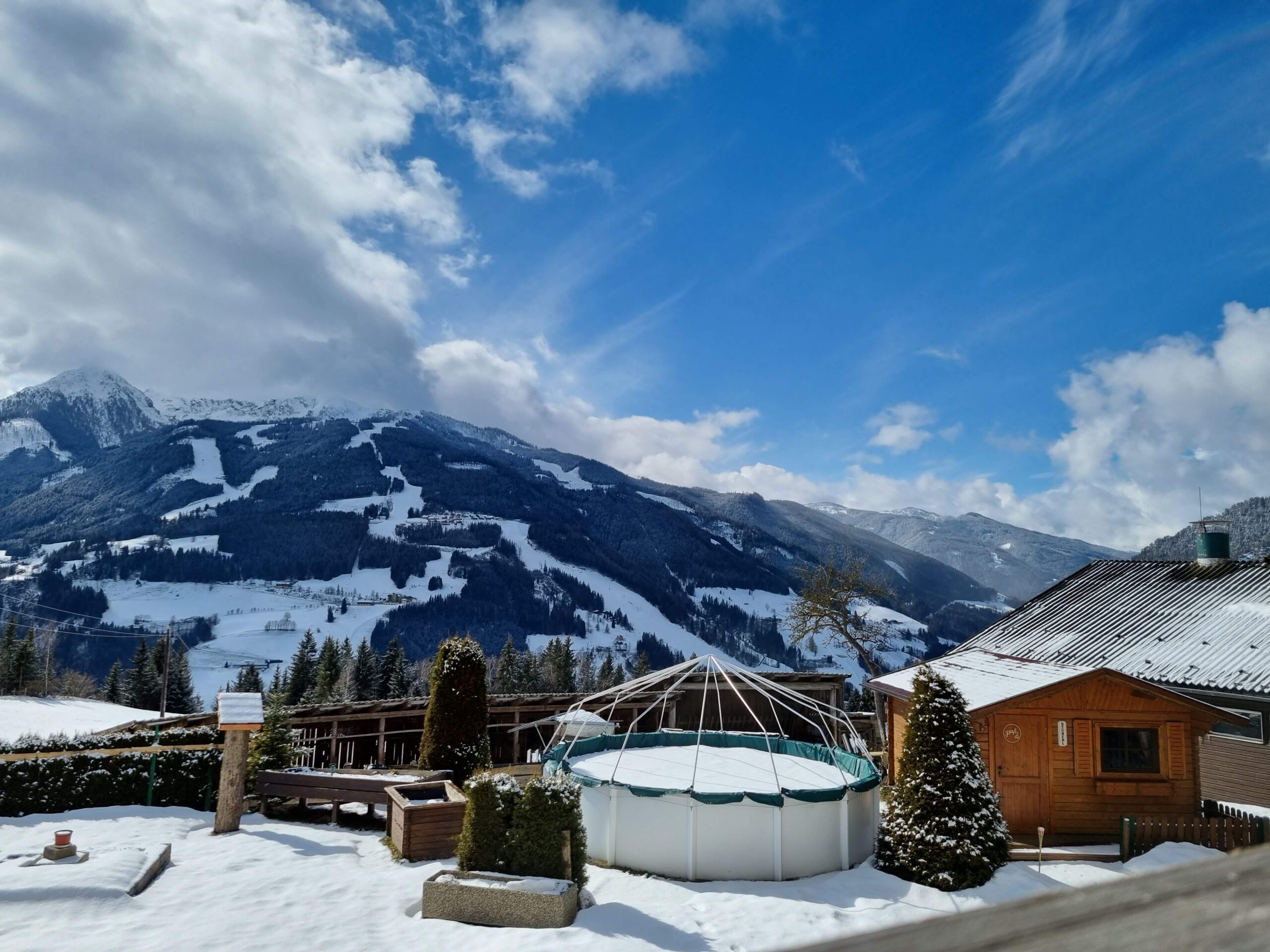 Garten mit Pool und Liegen am Unterhorner Hof