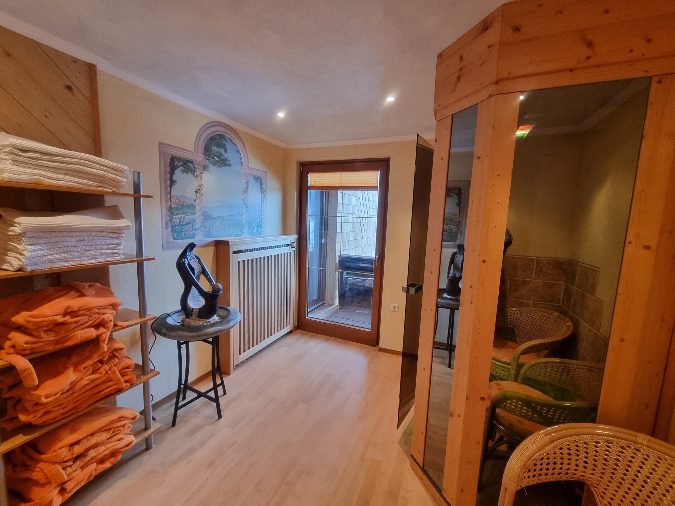 Garten mit Pool und Liegen am Unterhorner Hof