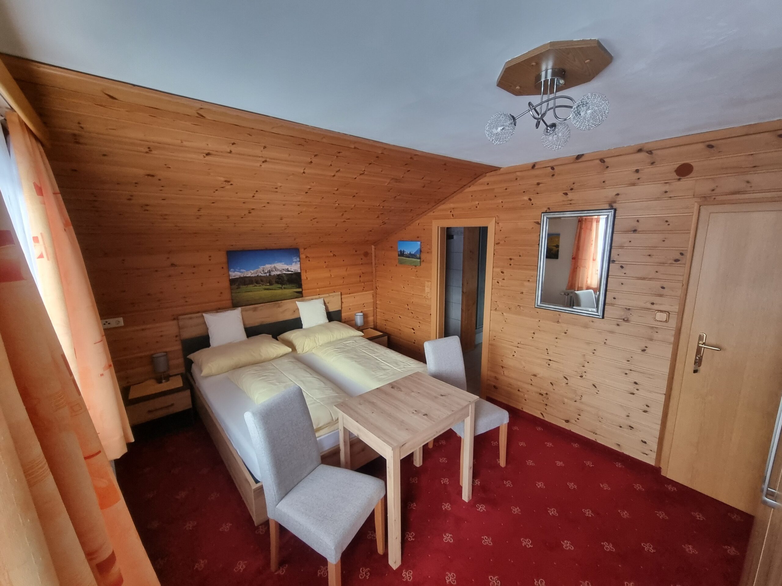 Doppelzimmer 11 – Schlaf- und Sitzbereich