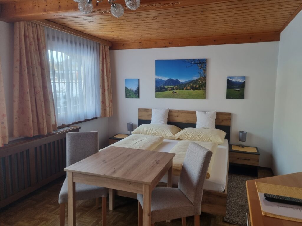 Zimmer 6 mit Blick auf den Dachstein