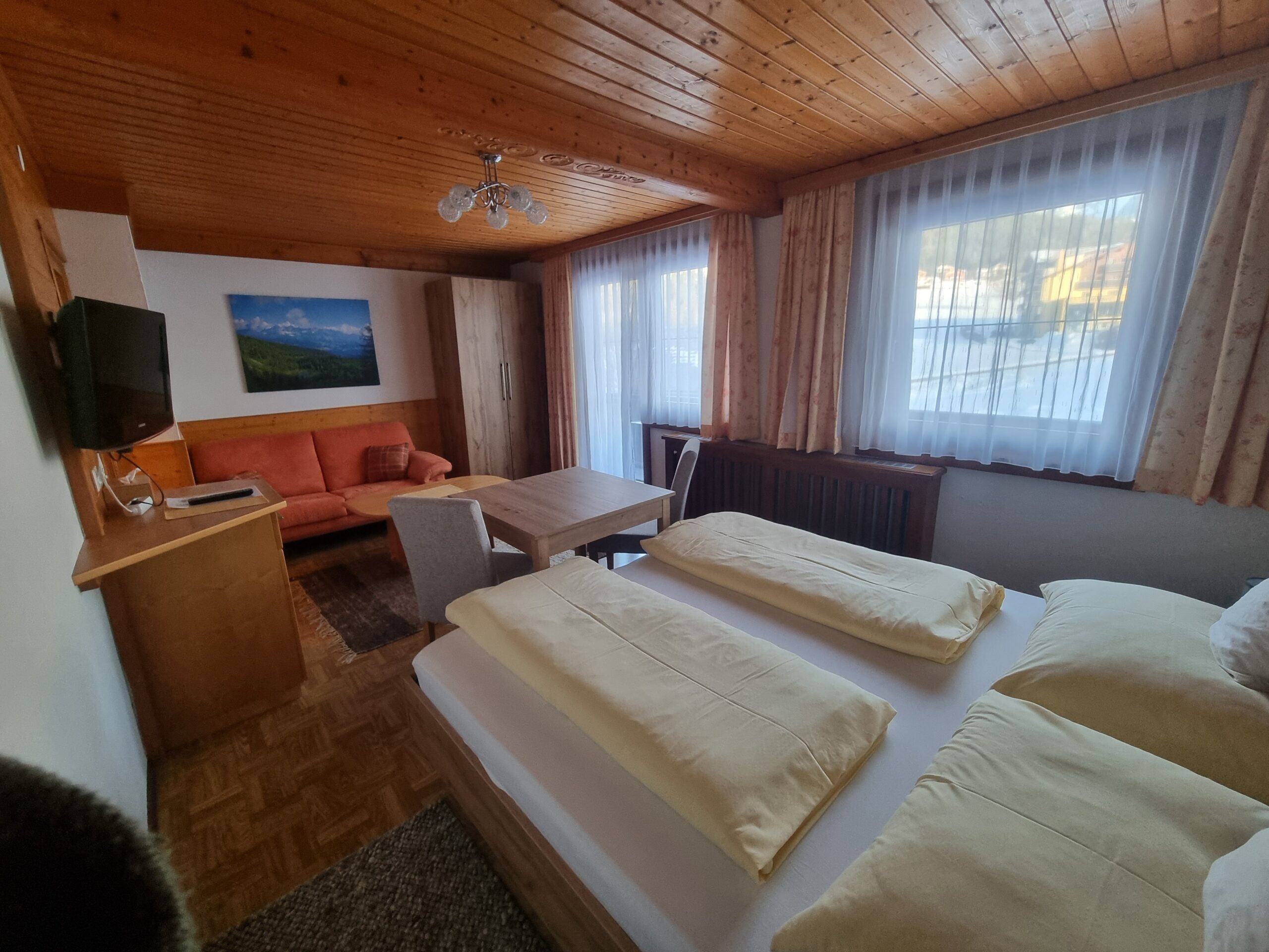 Zimmer 6 mit großem Panoramafenster zum Dachstein.