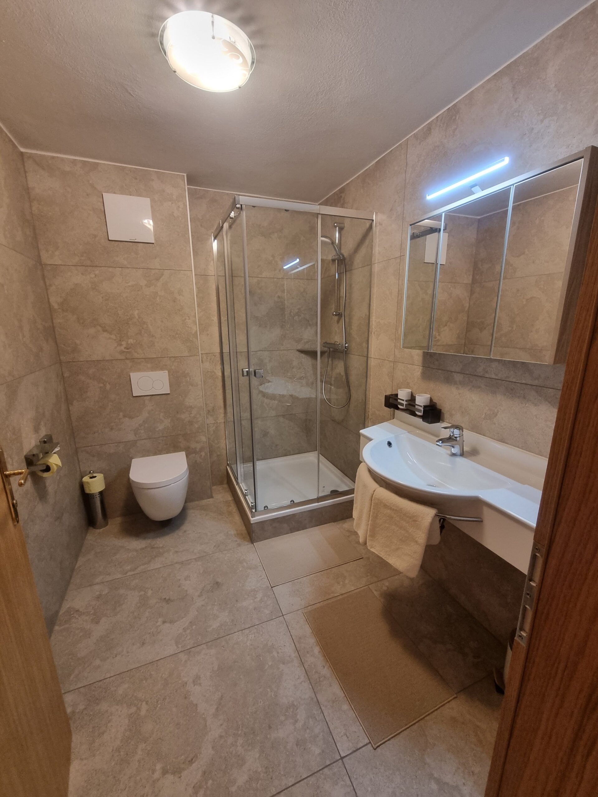 Eigenes Badezimmer – Zimmer 8.