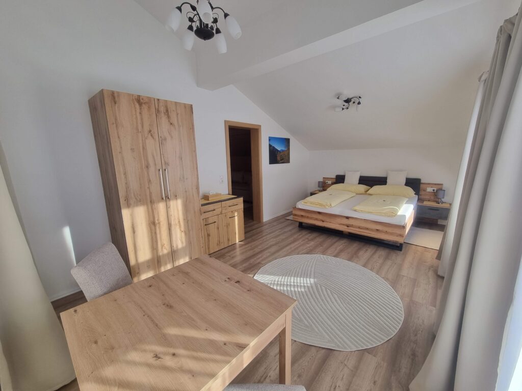 Hauptschlafzimmer im Familienzimmer 8 in der Pension Unterhorner.